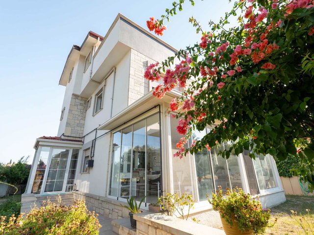 ÇEŞMEALTI GÜVENDIK’TE DENIZE YÜRÜME MESAFESINDE 5+2 GENIŞ MÜSTAKIL VİLLA