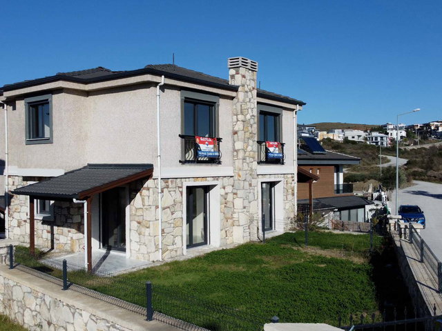 REMAX YELKEN'DEN SIĞACIK'TA SATILIK İKİZ TAŞ VİLLA