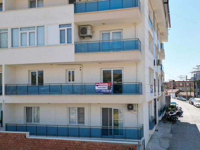 İSMETPAŞA MAHALLESİNDE 6 YAŞINDA, AYRI MUTFAKLI, ASANSÖRLÜ,KÖŞE KONUMDA KULLANIŞLI ARAKAT 2+1 DAİRE