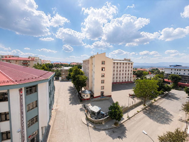 REMAX ARTIS'TEN SARAYBOSNA CADDESI'NDE SATILIK 3+1 DAIRE