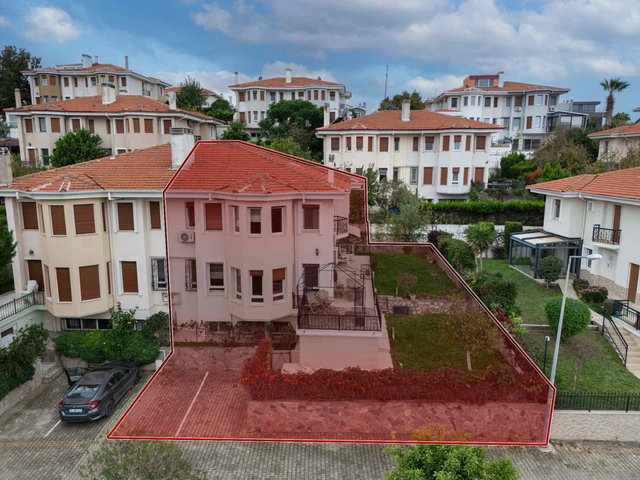 KAHRAMANDERE'DE SİTE İÇİNDE DENİZ MANZARALI 5+1 SATILIK VİLLA