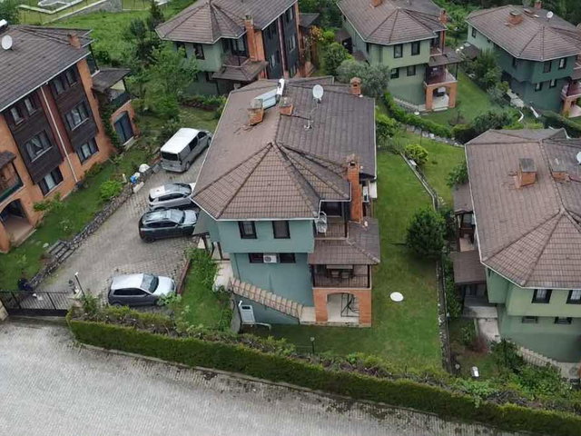 REMAX MOTTO SAKARYA SAPANCADA GÖL MANZARALI SATILIK VİLLA