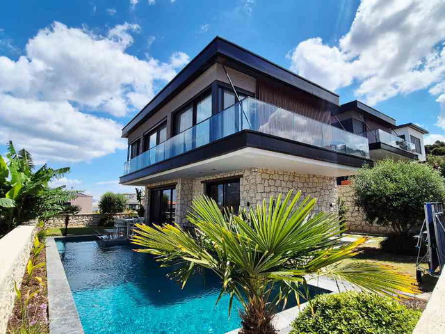 ÇEŞME REİSDERE’DE DENİZ MANZARALI, ÖZEL MİMARİ 5+1,  MÜSTAKİL VİLLA (HAVUZLU)