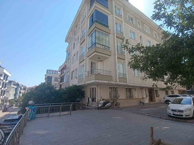 BEYLİKDÜZÜ KAVAKLI 2+1 SATILIK ARAKAT DAİRE