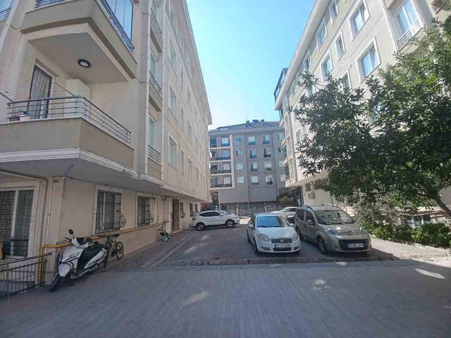 BEYLİKDÜZÜ KAVAKLI 2+1 SATILIK ARAKAT DAİRE