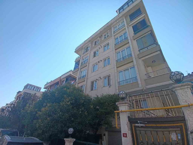 BEYLİKDÜZÜ KAVAKLI 2+1 SATILIK ARAKAT DAİRE