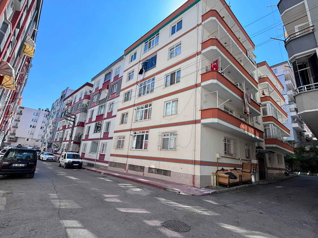 KADİFEKALE MAHALLESINDE SATILIK CADDEYE CEPHE, GENİŞ 3+1, ARA KAT, KREDİYE UYGUN DAIRE