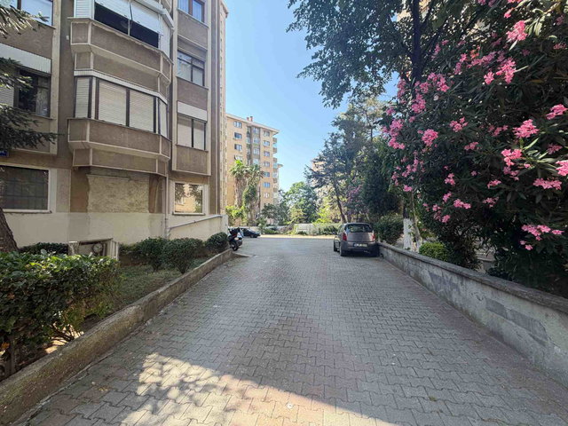 KADIKÖY SAHRAYI CEDİT’TE 8. KAT  3+1  3 CEPHELİ   FERAH DAİRE