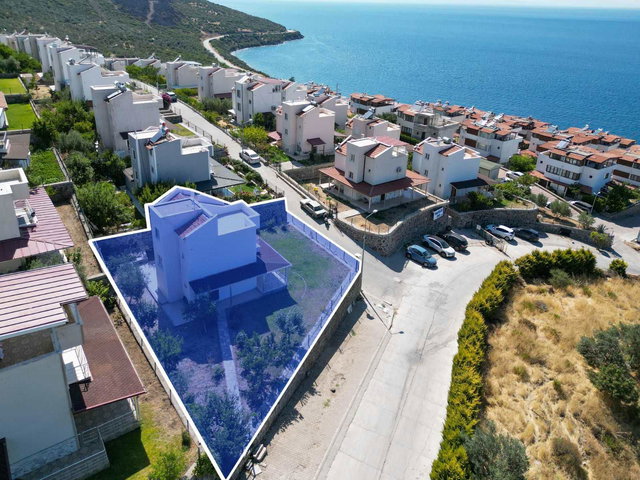 DİKİLİ DE PANORAMİK DENİZ MANZARALI KÖŞE VİLLA