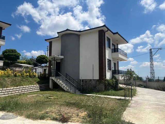 CAMİLİ’DE 2019 YAPIMI 3+1, 2 BANYOLU, BALKONLU EŞYASIZ KİRALIK VİLLA | 160 M²
