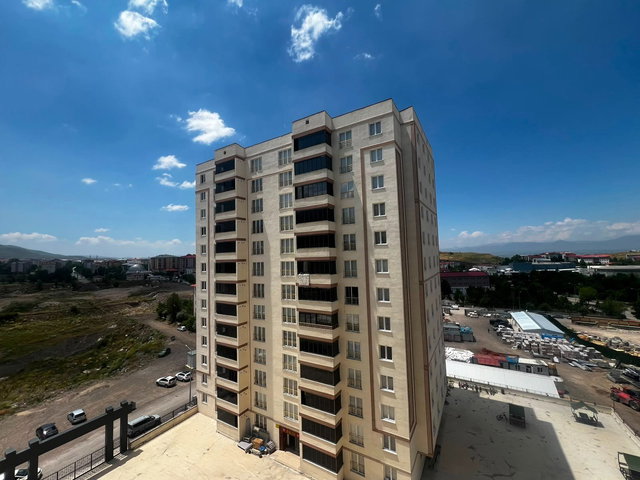 REMAX İLKE'DEN FLORYA SİTESİ'NDE SATILIK 4+1 LÜKS ARA KAT DAİRE