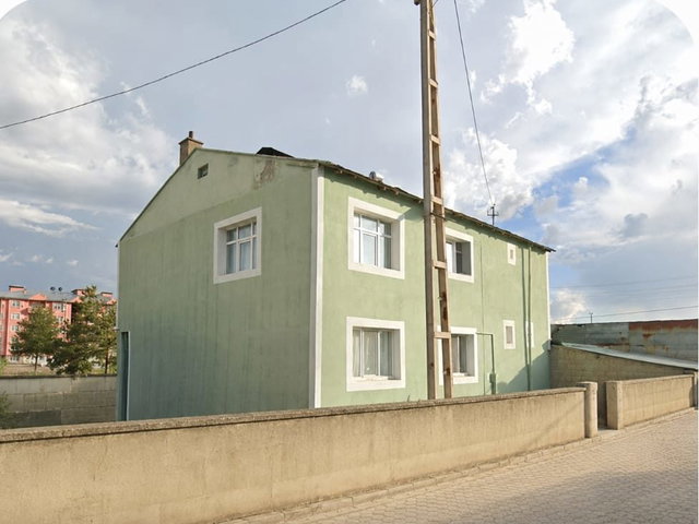 REMAX İLKE'DEN AŞKALE'DE MÜSTAKİL 2 KATLI EV VE ARSASI