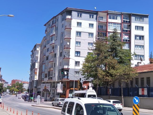 RE/MAX MOD'DAN AKARBAŞI ESKİ ASKERLİK ŞUB.SOKAĞINDA KİRALIK 3+1