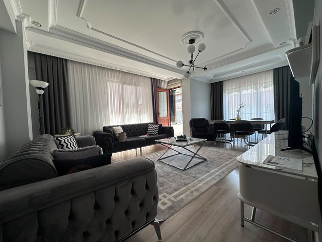 E-5 ÜZERİNDE MERKEZİ KONUMDA 6+2 SATILIK DUBLEKS DAİRE