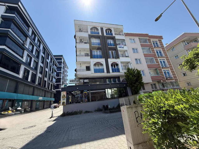 ATAKUM SAHİLDE KİRALIK EŞYALI MANZARALI BALKONLU 1+1 GENİŞ DAİRE