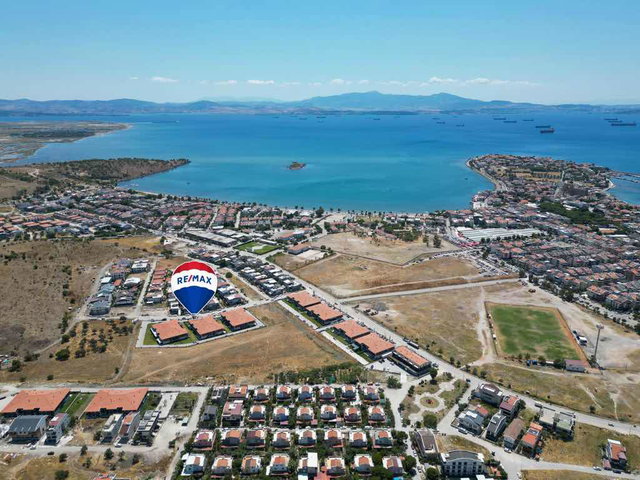 ÇANDARLI'DA SATILIK 2+1 KAT MÜLKİYETLİ TAPULU DAİRE