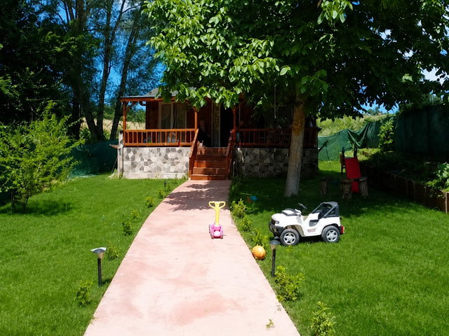 SÖĞÜTLÜ DE GÜNEŞ ENERJİLİ EŞYALI,ARSLANLAR GÖLET YAKINI BAĞ EVİ