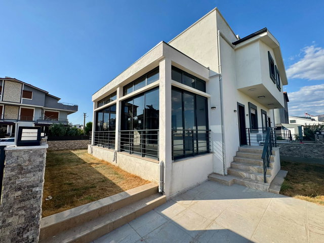 DİKİLİ CUMHURİYET MAHALLESINDE SIFIR 3+1 KÖŞE KONUM VILLA