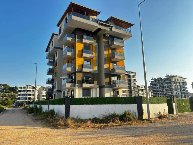 DENIZE YAKIN, KÖŞE PARSELDE MODERN 1+1 DAIRE
