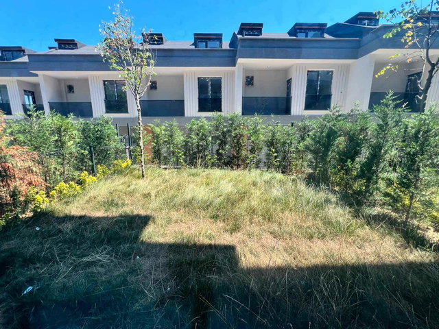 TAŞOLUK MAH. İSTANBUL HAVALIMANINA YAKIN GENIŞ FERAH 4+2 VILLA