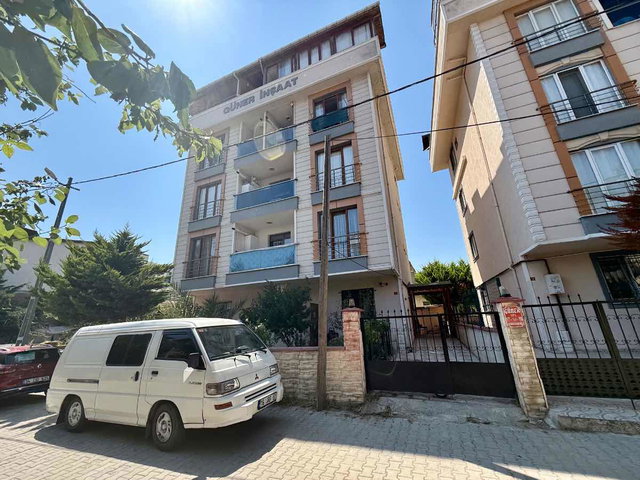 REMAX MAHAL'DEN KUMBURGAZDA MERKEZİ KONUMDA 2+1 SATILIK DAİRE