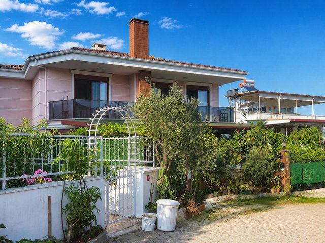 EDREMIT AVCILAR'DA DENIZE 600 M DENIZ MANZARALI BAHÇELI SATILIK 3+1 VILLA