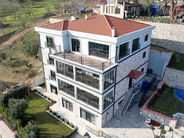 SAKARYA GEYVE'DE DOĞA VE NEHİR MANZARALI 4 KATLI MÜSTAKİL VİLLA