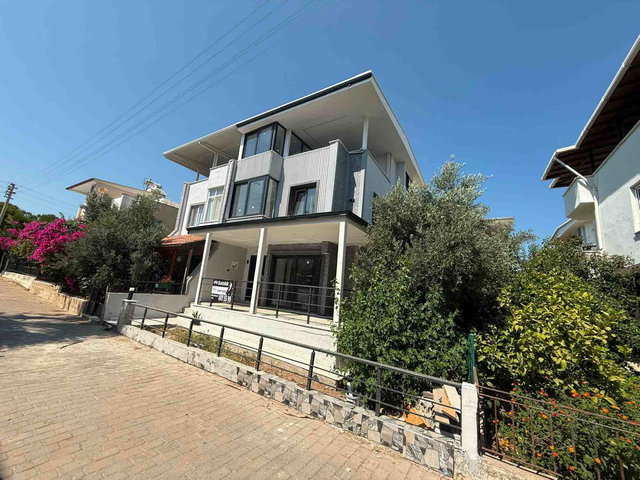 SULTANKENT SİTESİ’NDE  5+1 FIRSAT TRİPLEKS VİLLA
