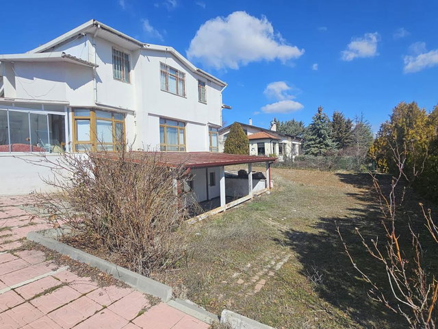 HACILAR'DA 7+2 VILLA: 1500M² ARSA IÇINDE, KIŞ BAHÇELI, JAKUZILI