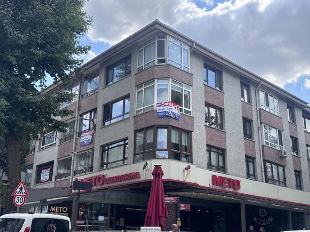 HÜRRİYET CADDESİ ÜZERİNDE KÖŞE KONUMDA 3+1 BAKIMLI OTOPARKLI DAİRE