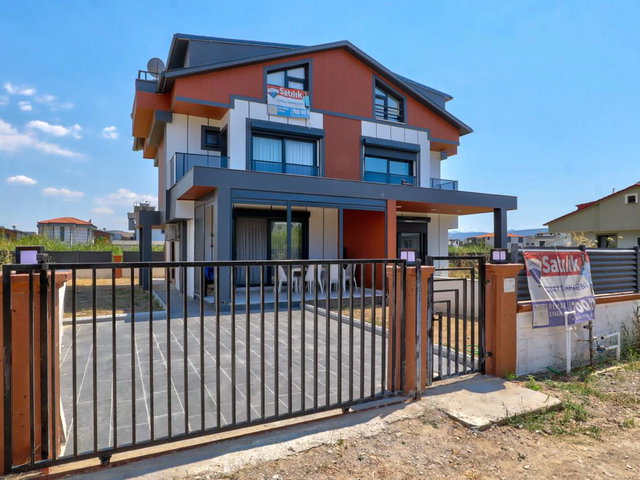DİKİLİ CUMHURİYET MAHALLESİNDE SATILIK LUX SIFIR VİLLA.