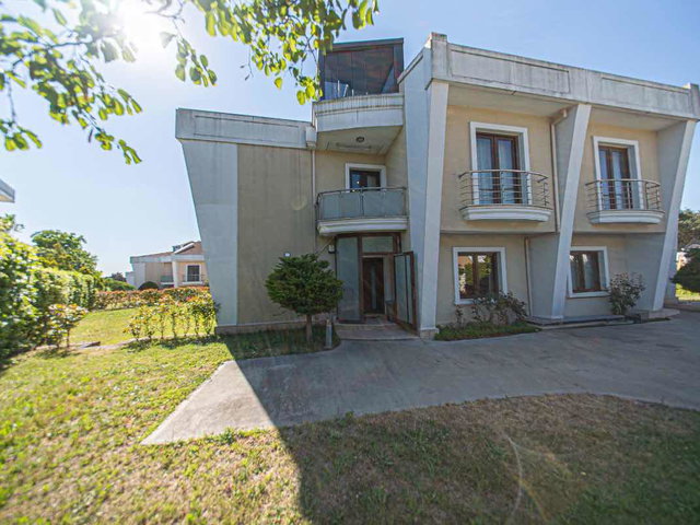 GÜRPINAR'DA SITE IÇERISINDE 4 KATLI 8+2 PRESTIJLI LÜKS VILLA