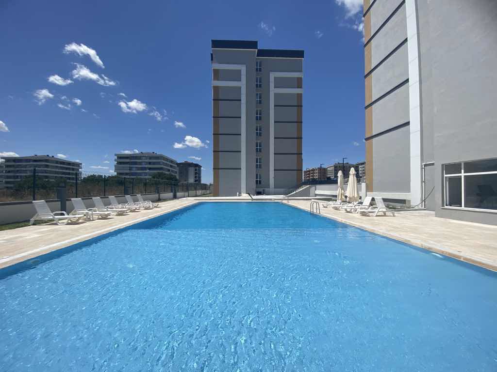 REMAX LAND’DEN ÇERKEZKÖY TEPE’DE HAVUZLU SİTEDE KİRALIK 1+1
