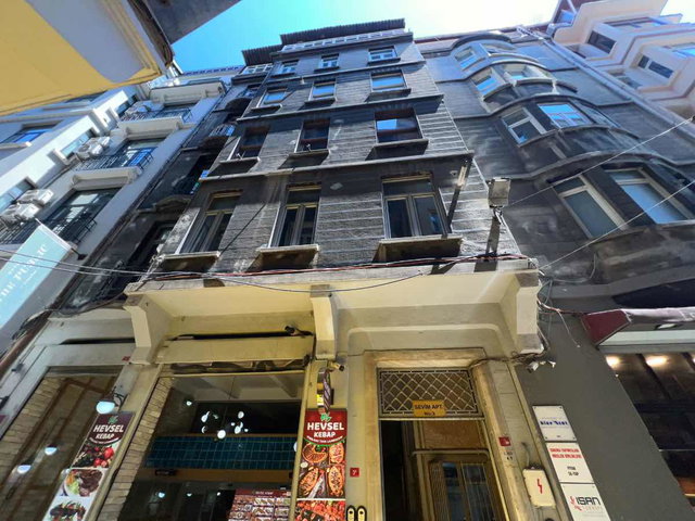BEYOĞLU İSTIKLAL CADDESINE 2. BINA BALKONLU 2+1 KIRALIK DAIRE