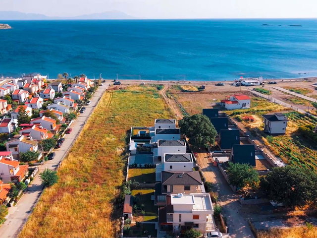 SATILIK SEFERİHİSAR AKARCA'DA DENİZ KENARI TAM MÜSTAKİL VİLLA