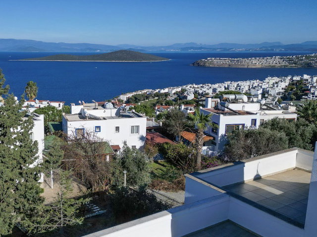 GÜNDOĞAN'DA ÖZEL PLAJLI, GENIŞ BAHÇELI, TAMAMEN YENILENMIŞ VILLA