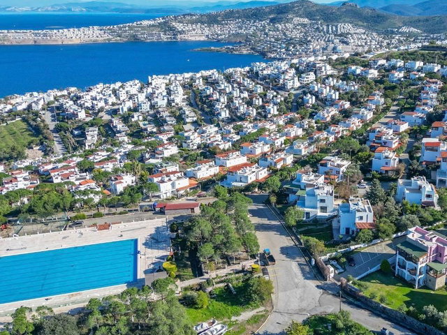 GÜNDOĞAN'DA ÖZEL PLAJLI, GENIŞ BAHÇELI, TAMAMEN YENILENMIŞ VILLA