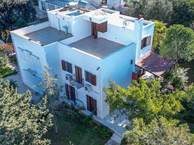 GÜNDOĞAN'DA ÖZEL PLAJLI, GENIŞ BAHÇELI, TAMAMEN YENILENMIŞ VILLA