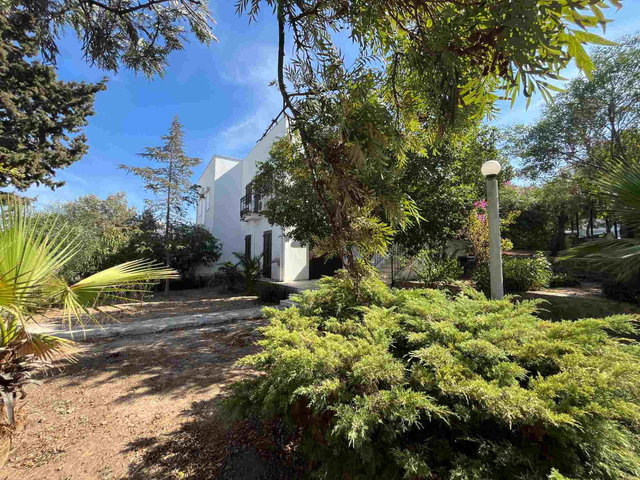 GÜNDOĞAN'DA ÖZEL PLAJLI, GENIŞ BAHÇELI, TAMAMEN YENILENMIŞ VILLA