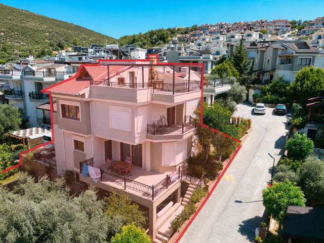 KUŞADASI BAYRAKLIDEDE’DE ŞAHİNKÖY VİLLALARI’NDA 7+1 TRİPLEX, 410 M² VİLLA