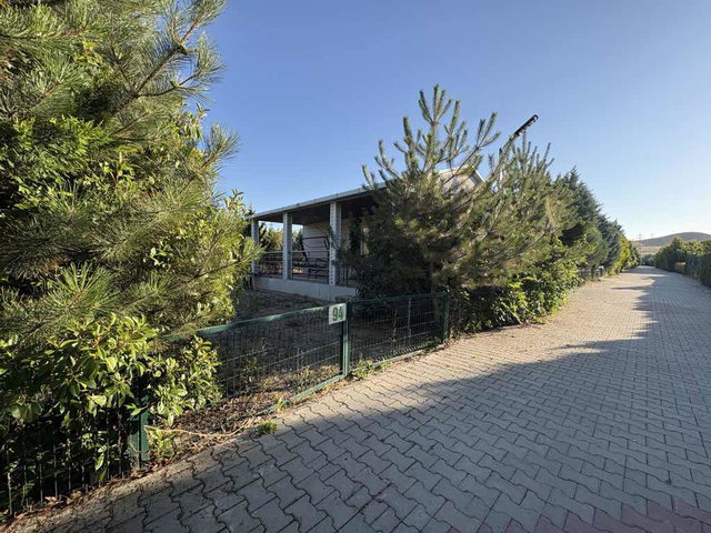 TEMELLİ YAKINI DOSTLAR SİTESİ'NDE 500 M2 ARSA'DA 1+1 MÜSTAKİL EV