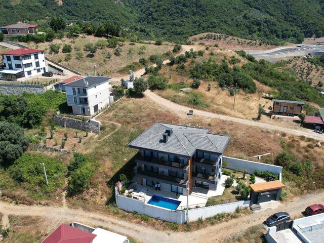 ESENKÖY'DE SATILIK MUHTEŞEM VİLLA