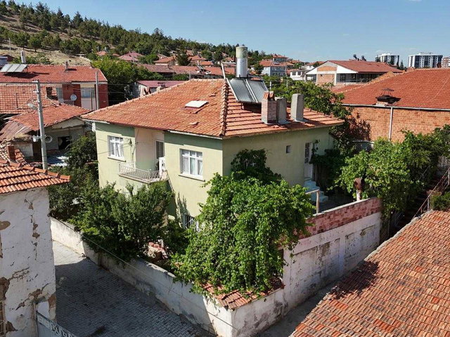REMAX MODEL DEN DAZKIRI DA 386 M2 ARSA IÇERISINDE MÜSTAKIL EV