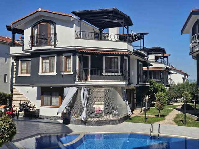MANAVGAT ILICA MAHALLESİNDE SİTE İÇERİSİNDE SATILIK 4+1 TRIPLEKS VİLLA