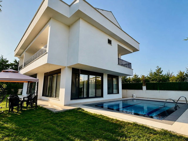 BÜYÜKÇEKMECE GÜZELCE'DE SATILIK LÜKS 6+1 MÜSTAKİL VİLLA