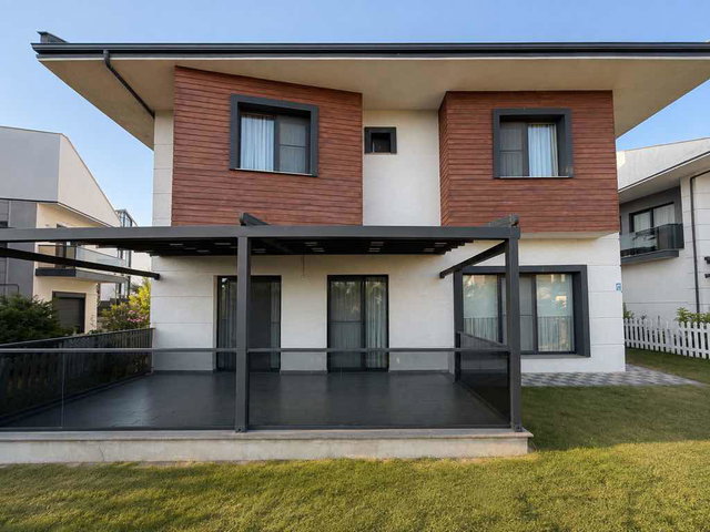 RE/MAX LAVANDA ÖNERLERDE SİTE İÇİ HAVUZLU 4+1 KİRALIK VİLLA