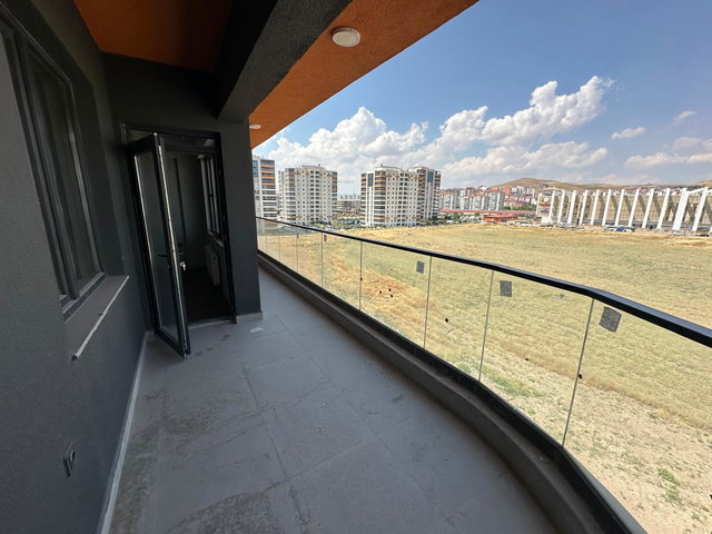 ONYX ANKARA A BLOKTA ARKA CEPHE ÜST KATTA KİRALIK 1+1 DAİRE