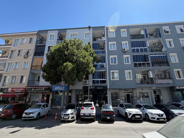 İZMIR, GAZI MAHALLESI CADDE ÜZERINDE SATILIK 3+1 DAIRE