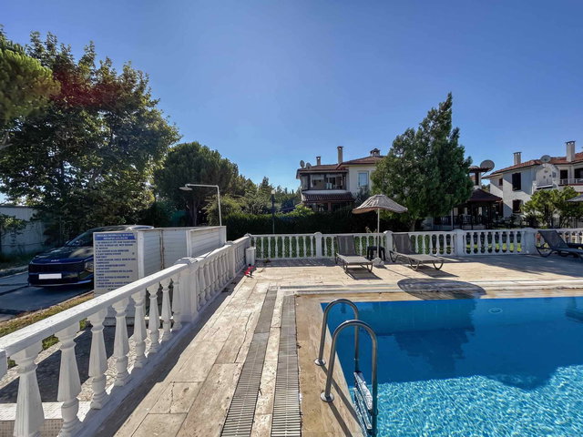 AYVALIK’TA HAVUZLU SITE İÇINDE, BAHÇELI, 3+1 SATILIK VILLA