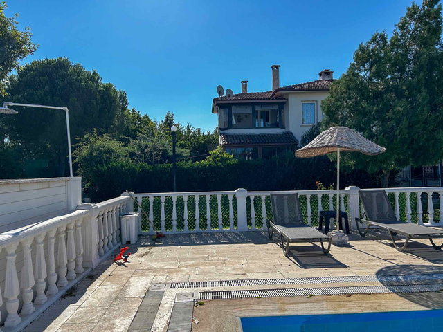 AYVALIK’TA HAVUZLU SITE İÇINDE, BAHÇELI, 3+1 SATILIK VILLA